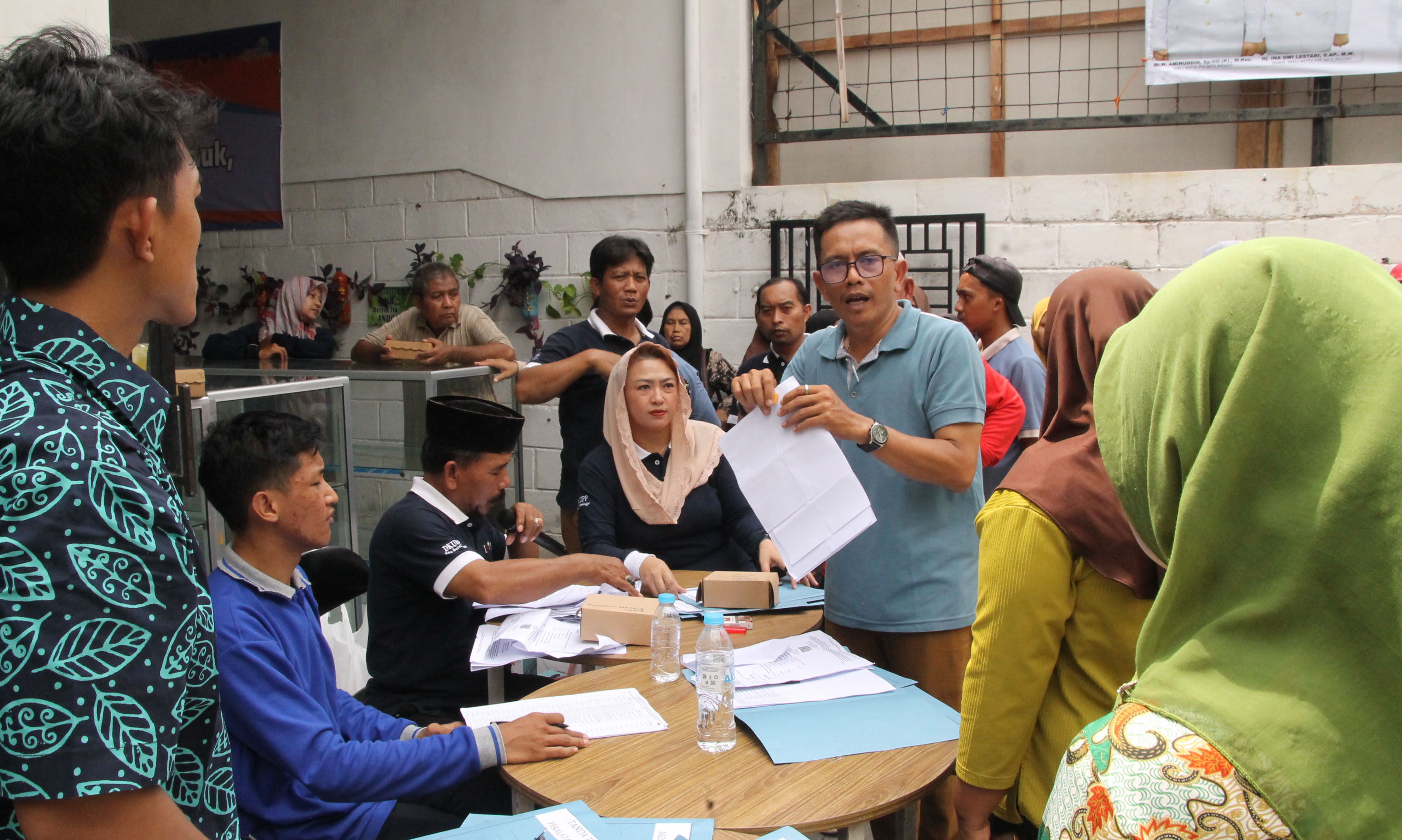ANTRE: Setelah mengumpulkan berkas yang dibutuhkan, sejumlah pelaku usaha/UMKM antre untuk mengambil bantuan peralatan yang diberikan Pemkot Probolinggo di Kantor DKUP.