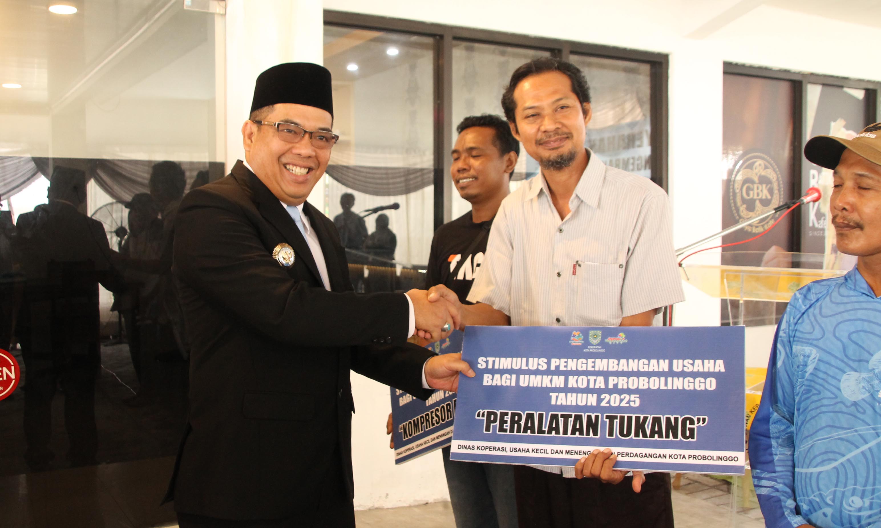 SIMBOLIS: Wali Kota Probolinggo dr. Aminuddin, secera simbolis menyerahkan bantuan peralatan stimulus pengembangan usaha.