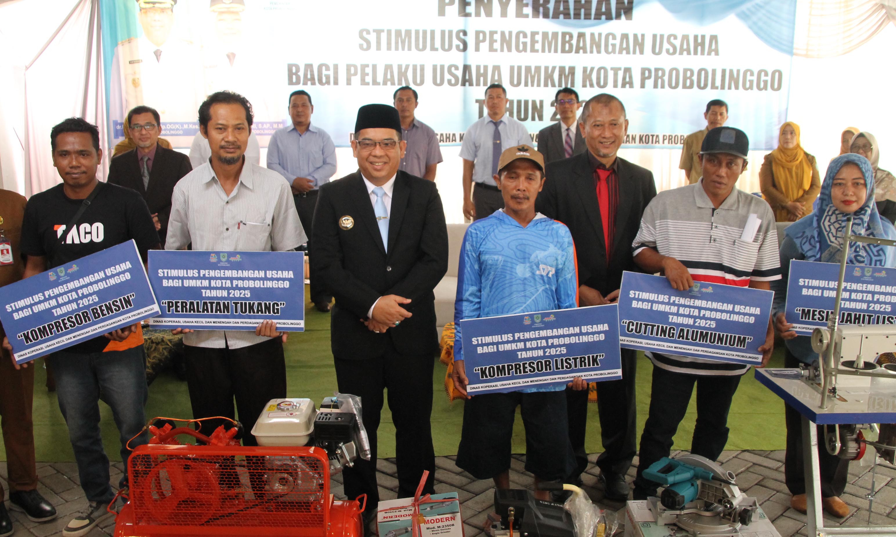 FOTO BESAMA: Wali Kota Probolinggo dr. Aminuddin didampingi Pj. Sekda Kota Probolinggo Dr. Reyy Suwigtyo dan Kepala DKUP Kota Probolinggo Slamet Swantoro berfoto bersama penerima bantuan usai penyerah