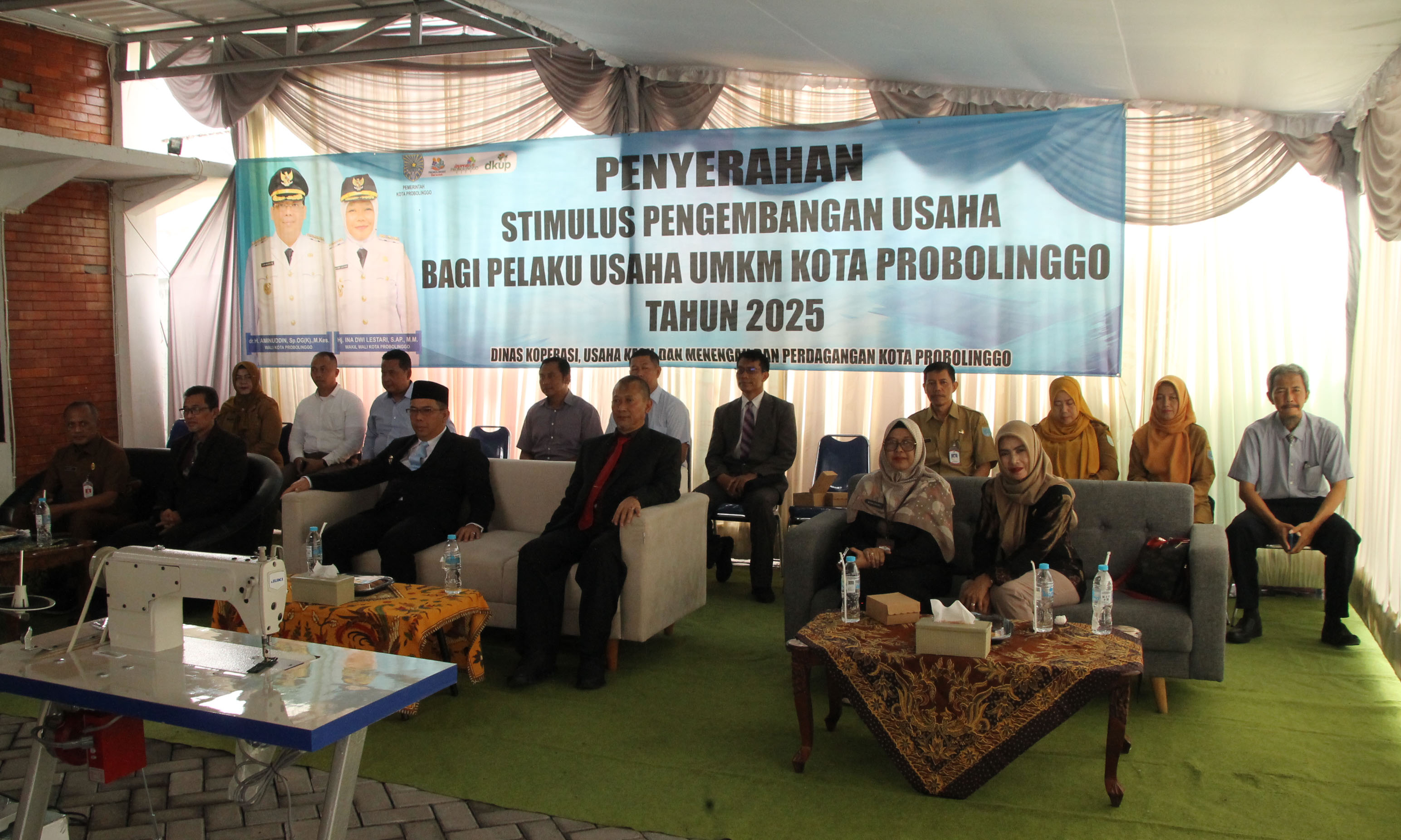 BANTUAN: Seremonial penyerahan bantuan oleh Wali Kota Probolinggo dr. Aminuddin berlangsung di Rumah Batik Probolinggo, Kota Probolinggo, Selasa (9/12) pagi.