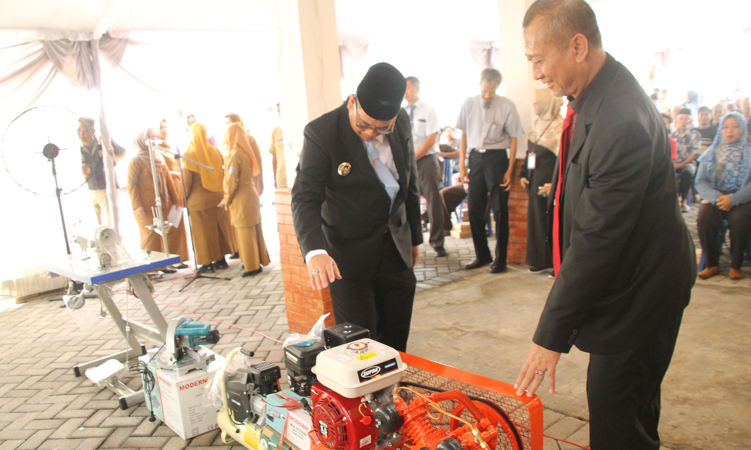 CEK KUALITAS: Wali Kota Probolinggo dr. Aminuddin didampingi Pj. Sekda Kota Probolinggo Rey Suwigtyo mengecek kualitas bantuan sebelum diserahkan.