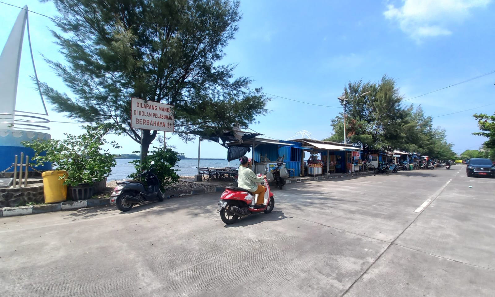 LARANGAN: Sebuah papan larangan yang terpasang di wilayah Pelabuhan Perikanan Pantai (PPP) Mayangan, Kota Probolinggo