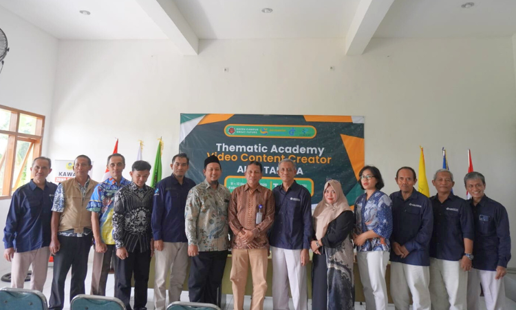 Foto bersama sebagai simbol kebersamaan dan komitmen saling menguatkan, BPSDMP Kominfo Surabaya, AMIK Taruna, Dinas Kominfo Kota & Kabupaten Probolinggo bersama instruktur pelatihan VCC