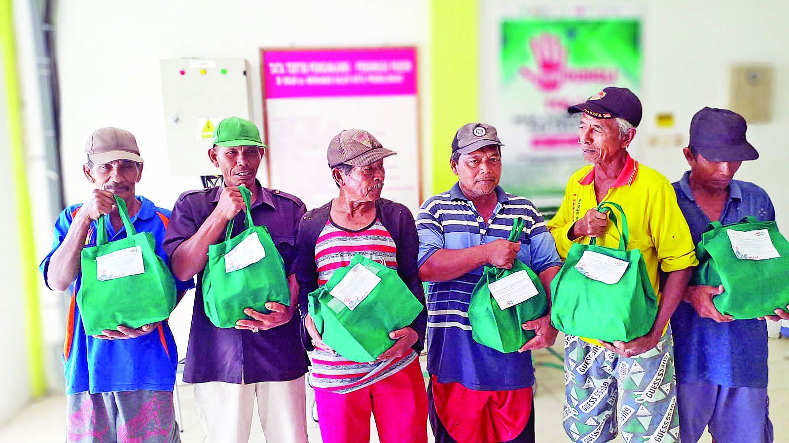 BERBAGI: Bhakti Sosial pembagian sembako kepada masyarakat sekitar RSUD dr. Mohamad Saleh, Jumat (5/12).