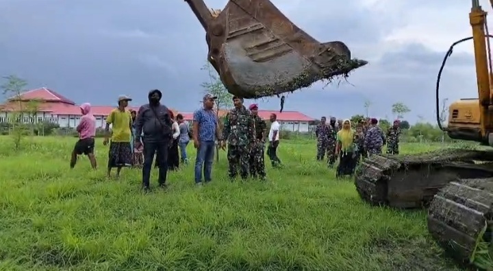 TOLAK PEMBANGUNAN: Sejumlah anggota TNI saat menemui warga yang memprotes rencana pembangunan proyek sekolah tamtama TNI AL.