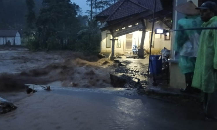 AKIBAT HUJAN: Penampakan jembatan di Dusun Kedaton, Desa Andungbiru, Tiris yang putus setelah diterjang banjir.