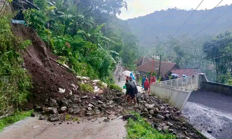 GANGGU AKSES: Material longsor yang menutup akses di Desa Andungbiru, Kecamatan Tiris. Longsor ini terjadi Rabu (10/12) sore setelah hujan deras mengguyur.