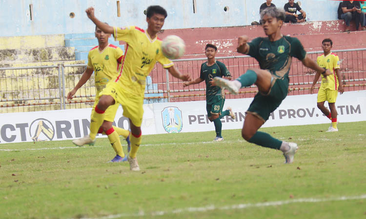 SUDAH LIMA GOL: Racksa Surya Wijaya (kanan) yang kemarin menyumbang sebiji gol saat Persekap menekuk Putra Jaya dengan skor 3-0.
