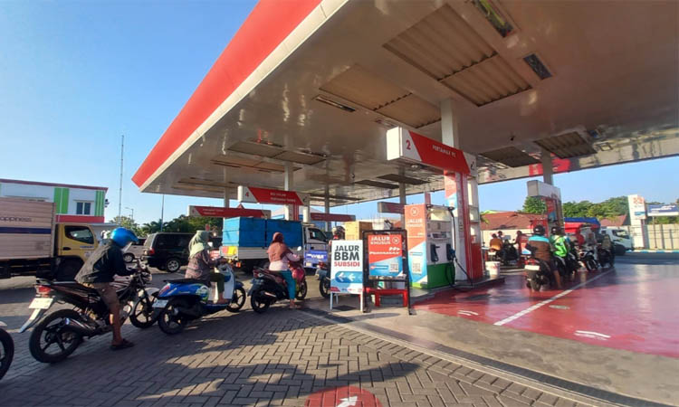 ANTRE: Sejumlah pengendara tampak antre BBM di SPBU Kasbah, Jalan Soekarno Hatta, Kota Probolinggo, beberapa waktu lalu.