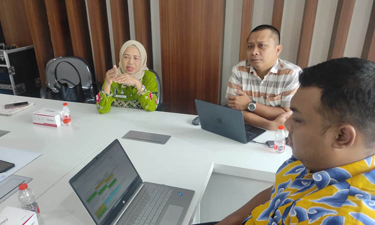 MENENTUKAN PILIHAN: Para juri Reka Karsa Cipta (RKC) 2025 berdiskusi dan memberikan penilaian untuk menentukan para nominator.