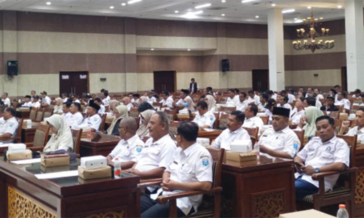 BAHAS KEBIJAKAN: Perwakilan organisasi perangkat daerah, kecamatan dan desa mengikuti sosialisasi Perbup Probolinggo Tentang Pedoman Pelaksanaan Perlindungan Jam
