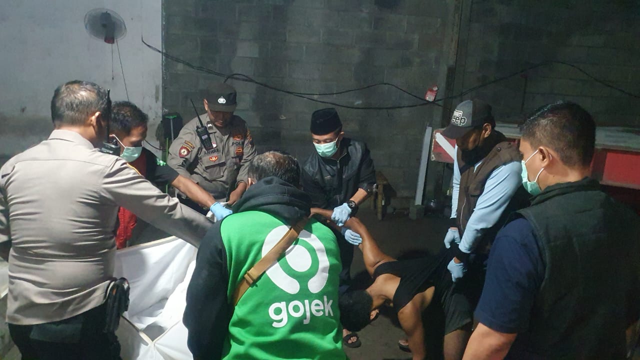 Petugas Polsek Kademangan saat berupaya mengevakuasi jenazah RH di rumahnya Gang Sarikoyo, Pilang, Kademangan.