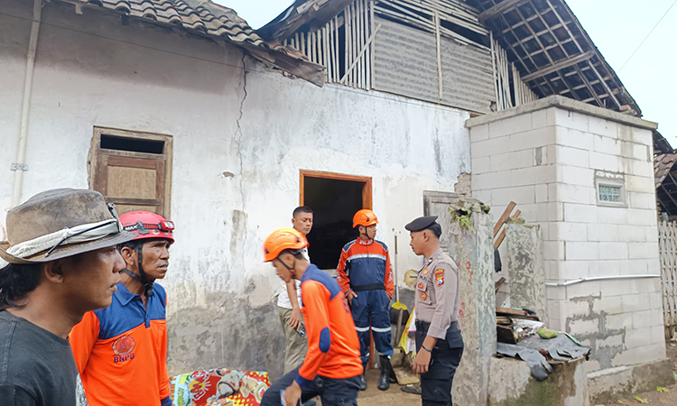 SURVEI: Personel BPBD dan kecamatan mendatangi lokasi terdampak angin kencang di Dusun Tembong, Desa Plintahan, Kecamatan Pandaan.