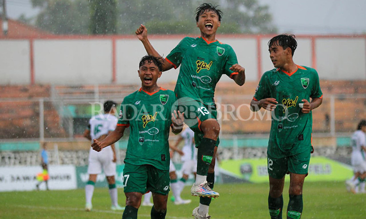 PESTA GOL: Para penggawa Pasuruan United merayakan gol ke gawang Surabaya Muda, Kamis (11/12). (Mokhamad Zubaidillah/ Radar Bromo)