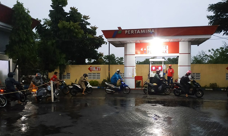 ANTRE: Kondisi SPBU Bypass, Plintahan, Kecamatan Pandaan.