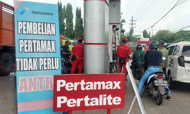 Suasana pengisian di SPBU 54.671.28 Nguling, Pasuruan
