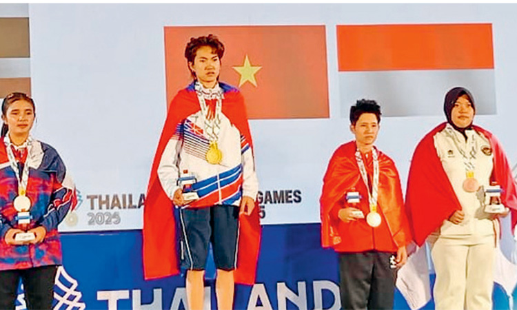 RAIH PERUNGGU: Anjani Dwi Aprilia saat menerima medali perunggu untuk nomor Women&rsquo;s Singles Petanque di SEA Game Thailand 2025.