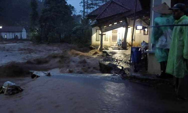 Kondisi jembatan di Dusun Kedaton, Desa Andungbiru yang terputus karena derasnya arus sungai.