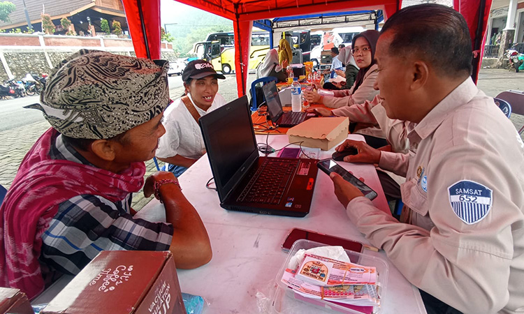 PELAYANAN: Petugas melayani warga Sukapura yang sedang membayar pajak kendaraan bermotor (PKB), Kamis (11/12).