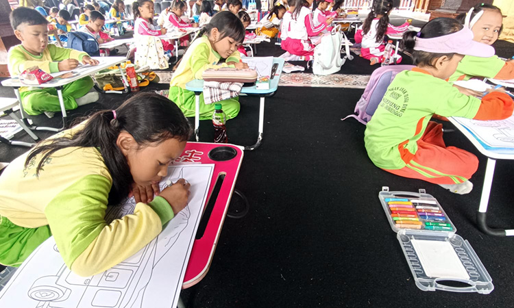 ANTUSIAS: Puluhan bocil dari TK di Kecamatan Sukapura antusias mengikuti lomba mewarnai dalam Walk to Harmony, Kamis (11/12).