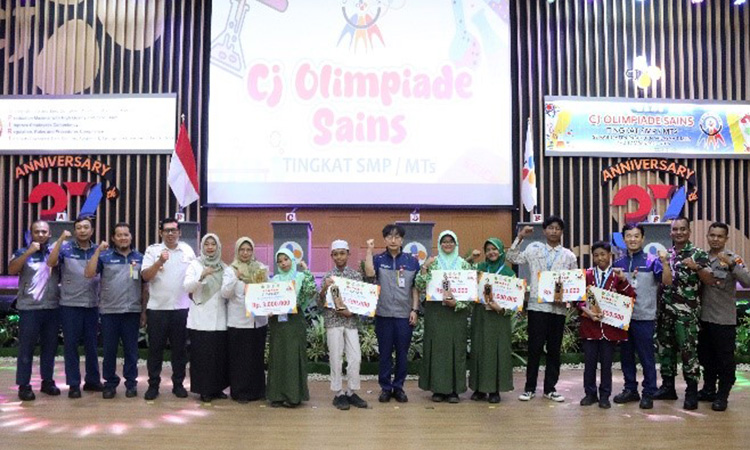 ABADIKAN MOMEN: Vice presiden direktur PT. Cheil Jedang Indonesia foto bersama para juara CJ Olimpiade 2025