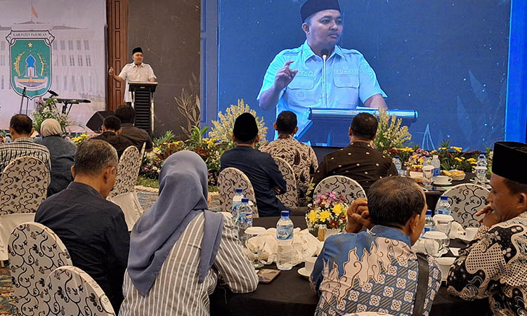 PAPARAN: Bupati Pasuruan M Rusdi Sutejo saat memberikan paparan soal perda TJSL.