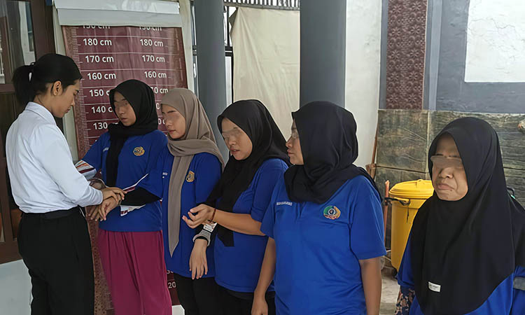 OVERLOAD: Lima warga binaan perempuan Rutan Bangil yang akan dipindah. Hal ini untuk mengurangi penghuni rutan yang kian overload.
