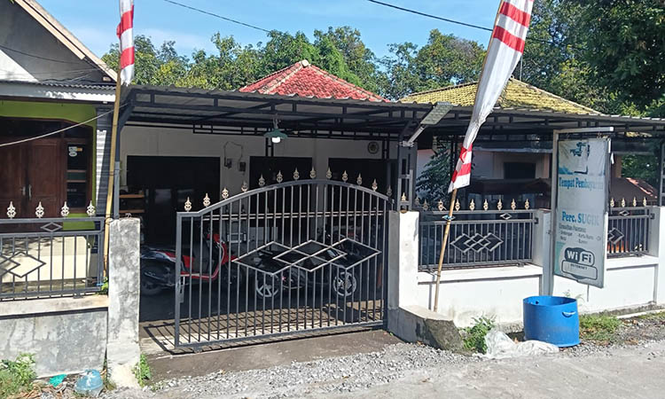 DIBOBOL: Rumah Kepala Desa Wonokerto, Sugiono yang menjadi sasaran aksi pencurian kendaraan bermotor.