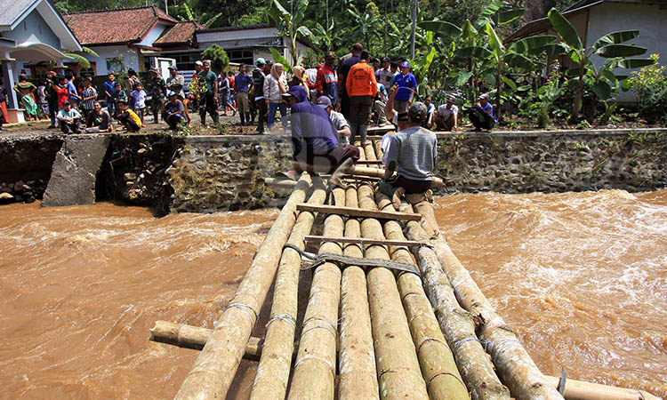 SEMENTARA: Jembatan darurat yang dibangun Pemkab Probolinggo agar masyarakat bisa melintas.