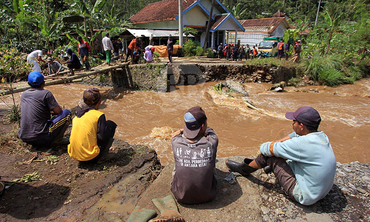 Warga di Dusun Kedaton melihat jembatan yang rusak.