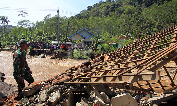 Bagian rumah warga di Dusun Kedaton, Desa Andungbiru yang rusak setelah dihantam banjir bandang.