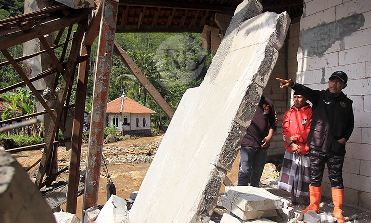 Rumah milik Ali, warga Dusun Kedaton, Desa ANdungbiru yang rusak berat.