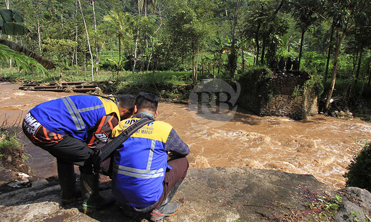 TAK BISA DILINTASI: Jembatan di Dusun Kedaton, Desa Andungbiru yang terputus setelah banjir bandang menerjang, Kamis (11/12) sore. Jumat (12/12) pagi Pemkab Probolinggo dan warga bahu-membahu untuk.
