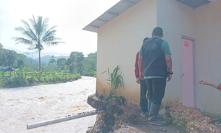 BAHAYA: Bangunan toilet SD Andungbiru 1 yang tergerus air dan kini berada di tepi sungai.