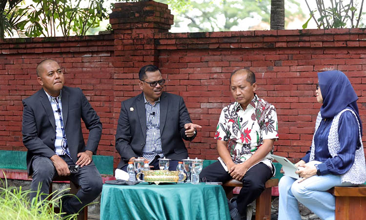 DISKUSI: Ketua DPRD Kabupaten Pasuruan, Samsul Hidayat dan Wakil Ketua TP3D Bidang Hukum dan Investasi, Suryono Pane serta Ketua APINDO Kabupaten Pasuruan, Nurul Huda saat diskusi dalam acara Jawara.