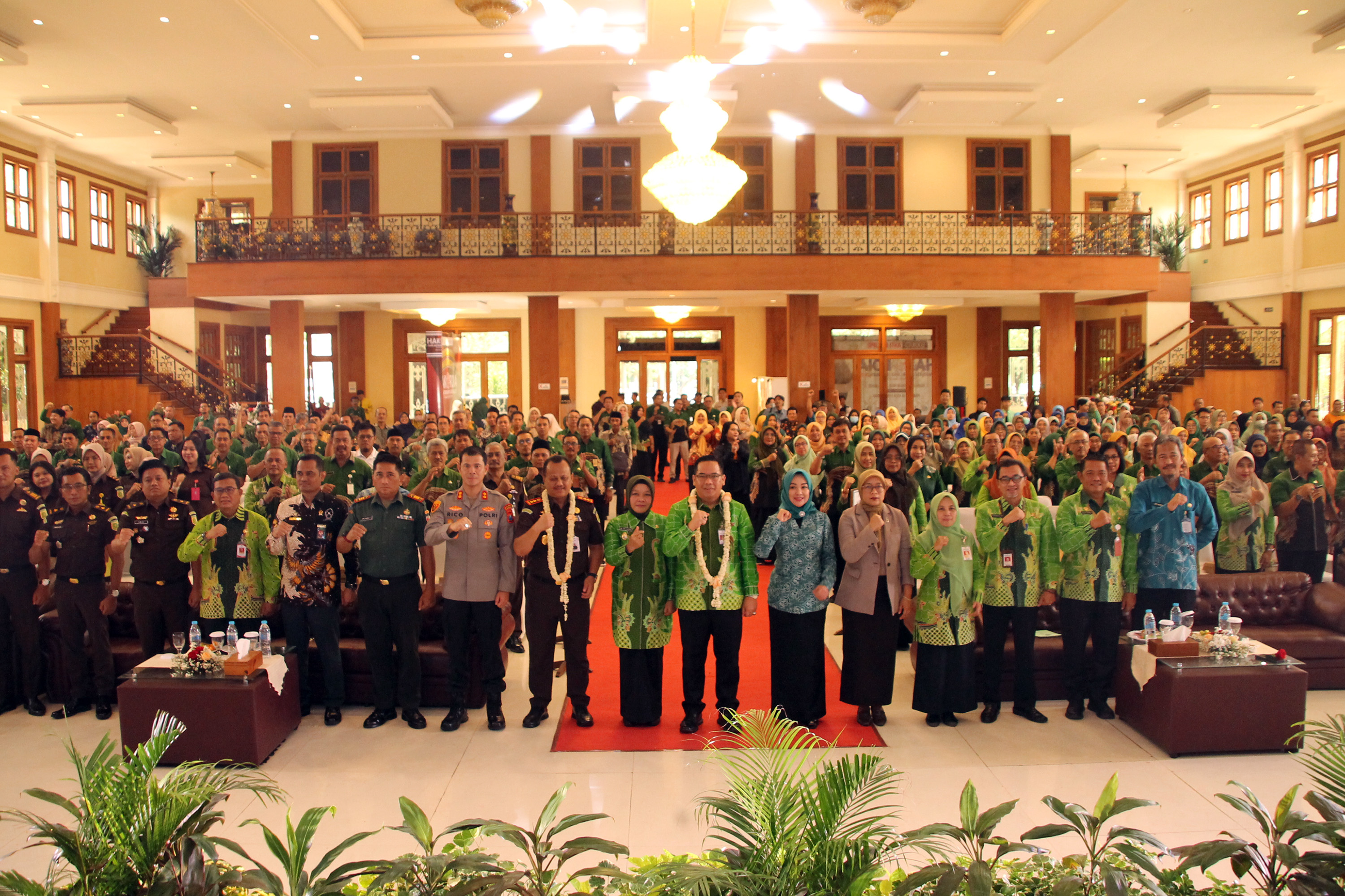 KOMPAK: Wali Kota, undangan VIP dan seluruh hadirin foto bersama usai seremonial Penganugerahan Festival Edukasi Anti Korupsi, di Ballroom Paseban Sena.