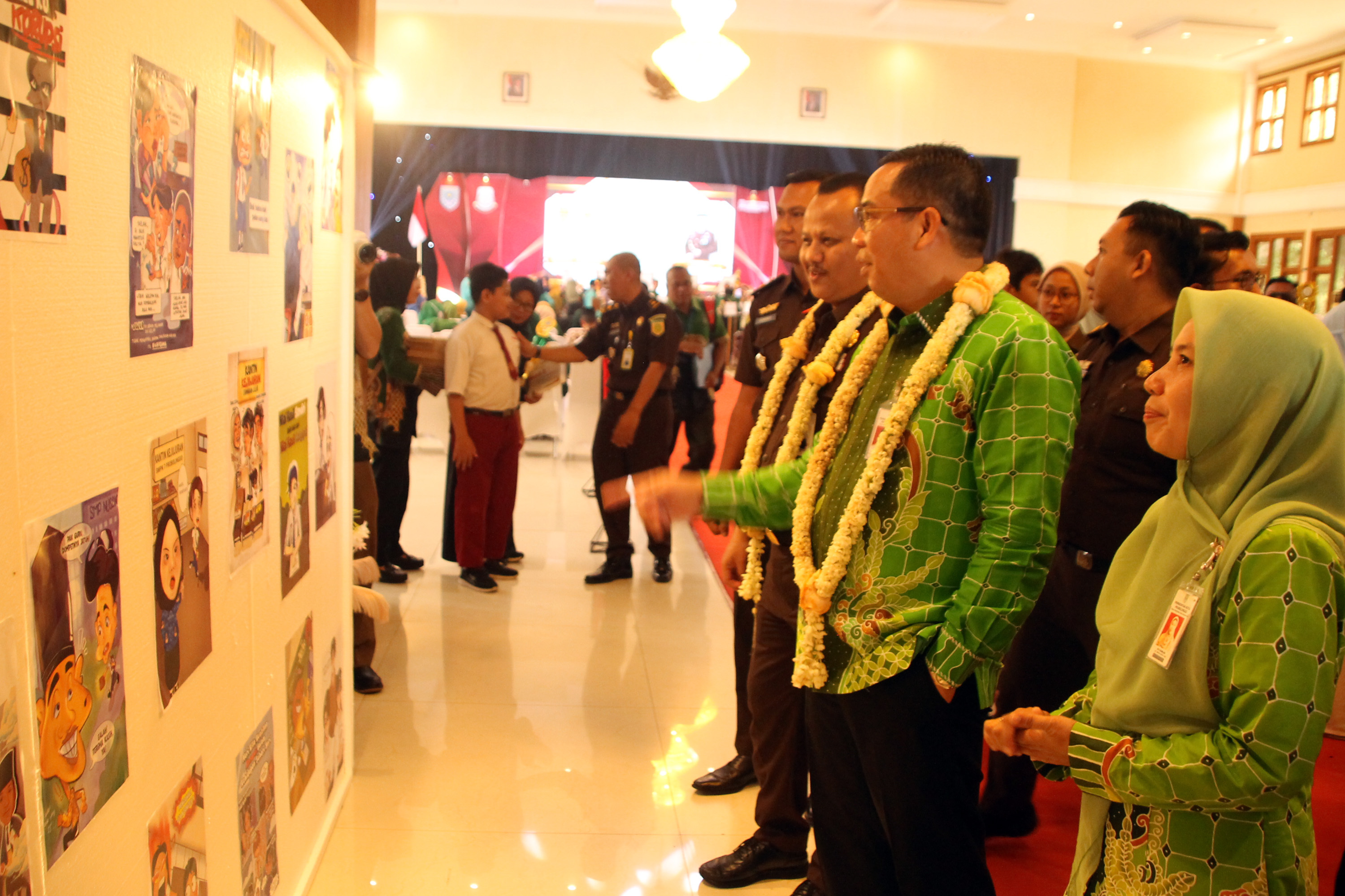 MENINJAU KARYA: Didampingi kepala Disdikbu Dr. Siti Romlah, S.Si, M.Pd, Wali Kota dr. Aminuddin dan Kajari Kota Lilik meninjau hasil karya peserta didik dalam lomba Hakordia 2025.