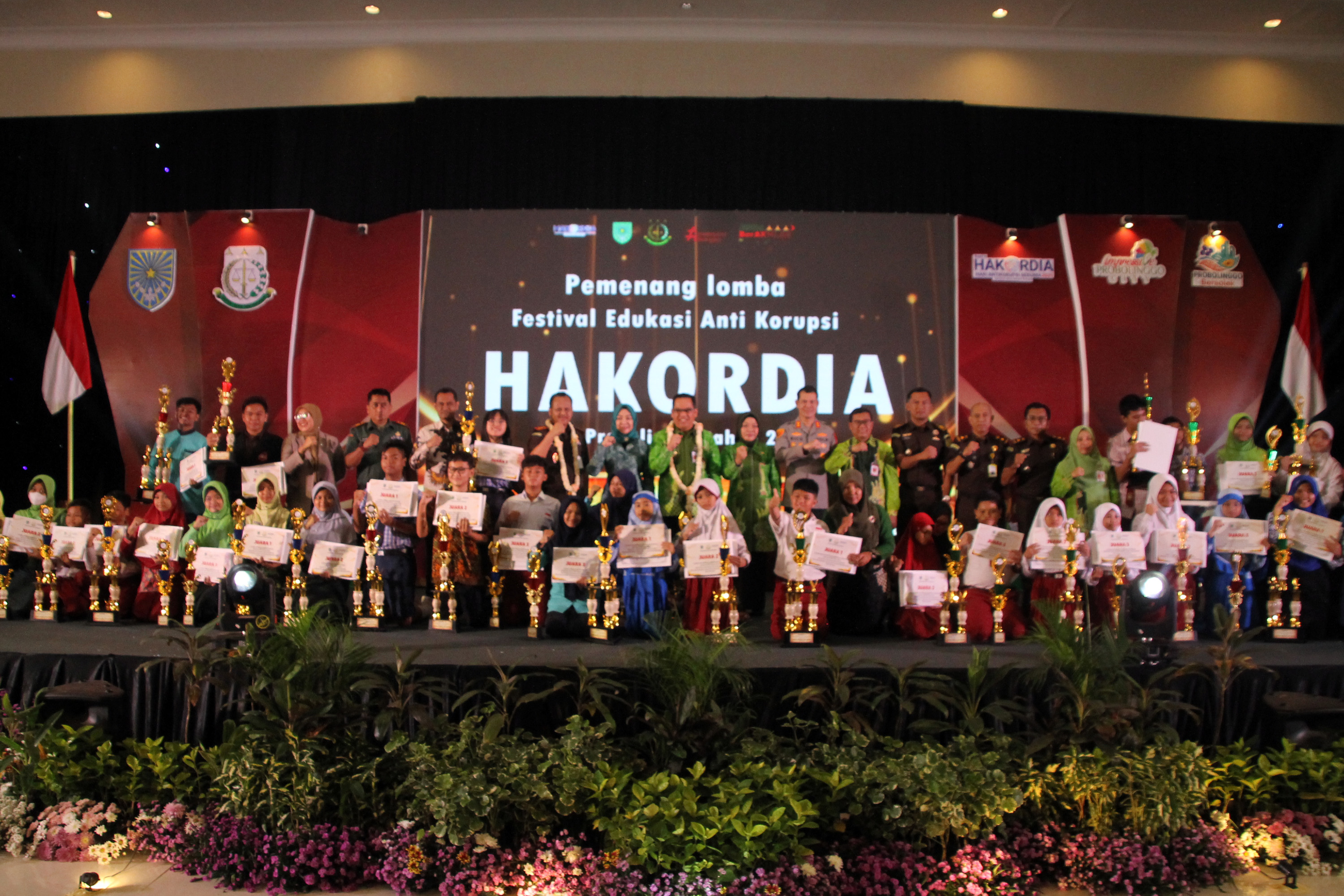 PENGHARGAAN: Wali Kota dan seluruh undangan VIP foto bersama usai penyerahkan penghargaan beragam lomba dalam rangka Hakordia 2025, Kamis (11/12).
