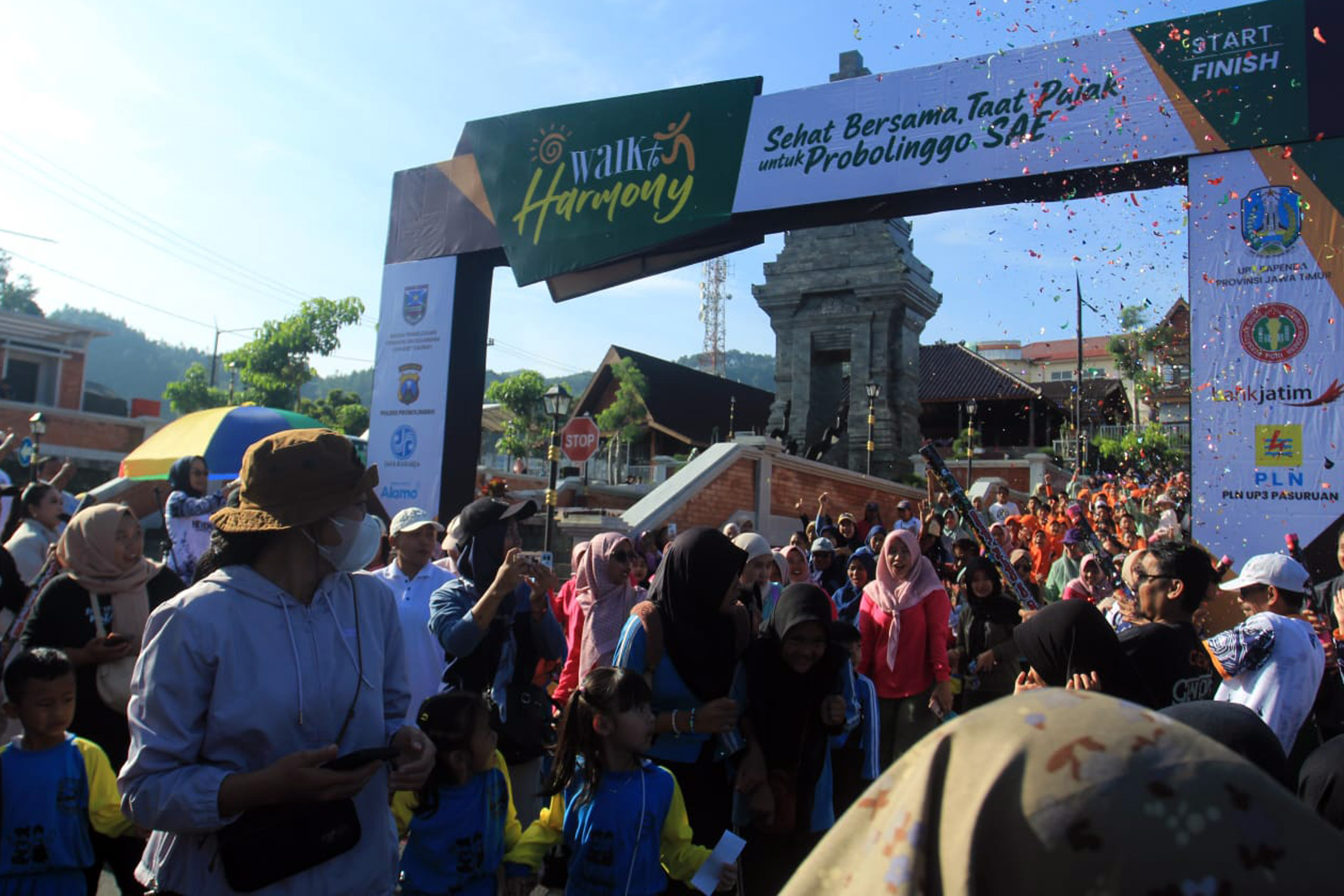 ANTUSIAS: Jalan sehat menempuh jarak 2 kilometer dengan start-finish di Gerbang Wisata Sukapura (GWS)