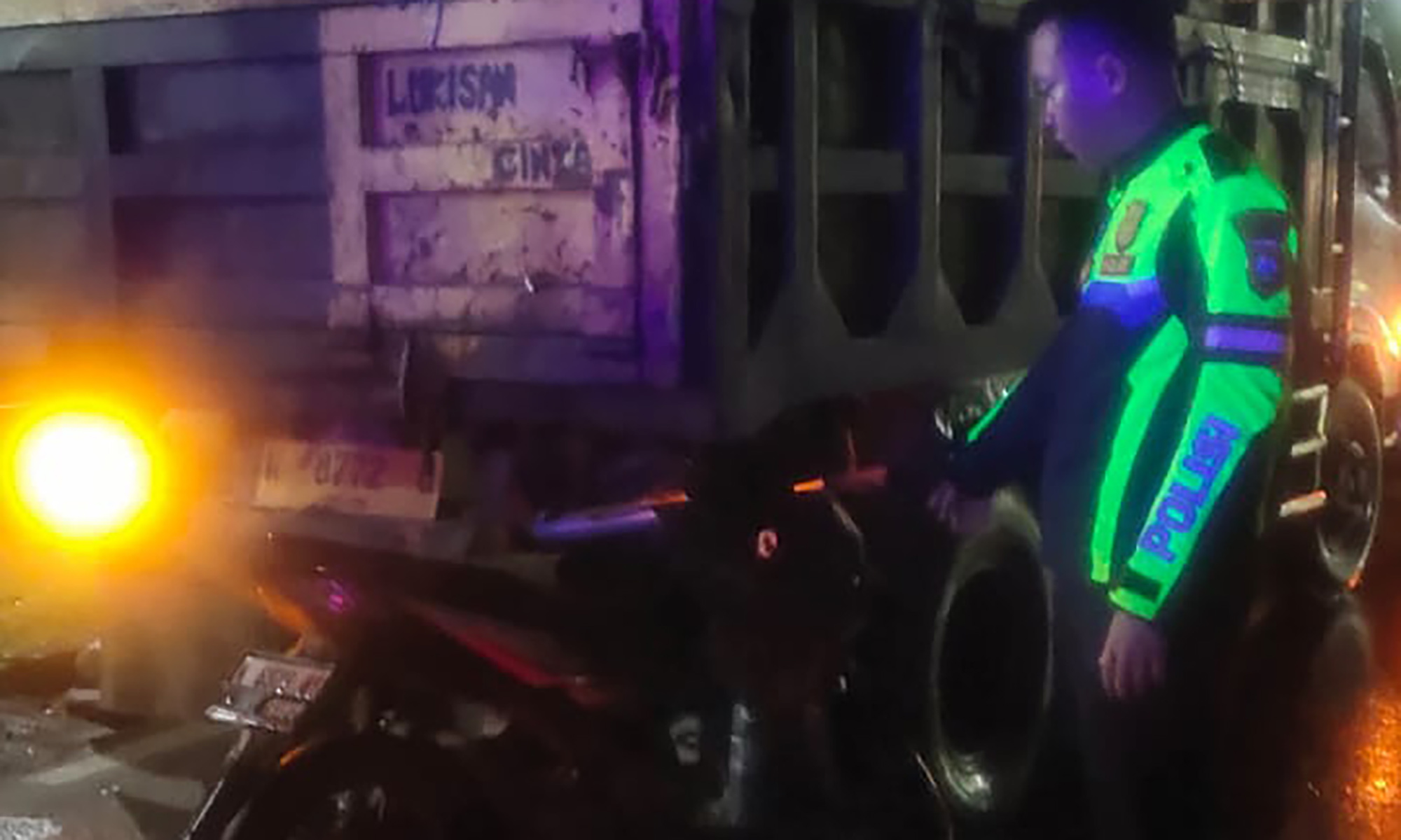 OLAH TKP: Anggota Satlantas Polres Probolinggo Kota melakukan olah TKP kecelakaan di Jalan Basuki Rahmat, Kelurahan Mangunharjo, Kecamatan Mayangan, Jumat (12/12) malam.