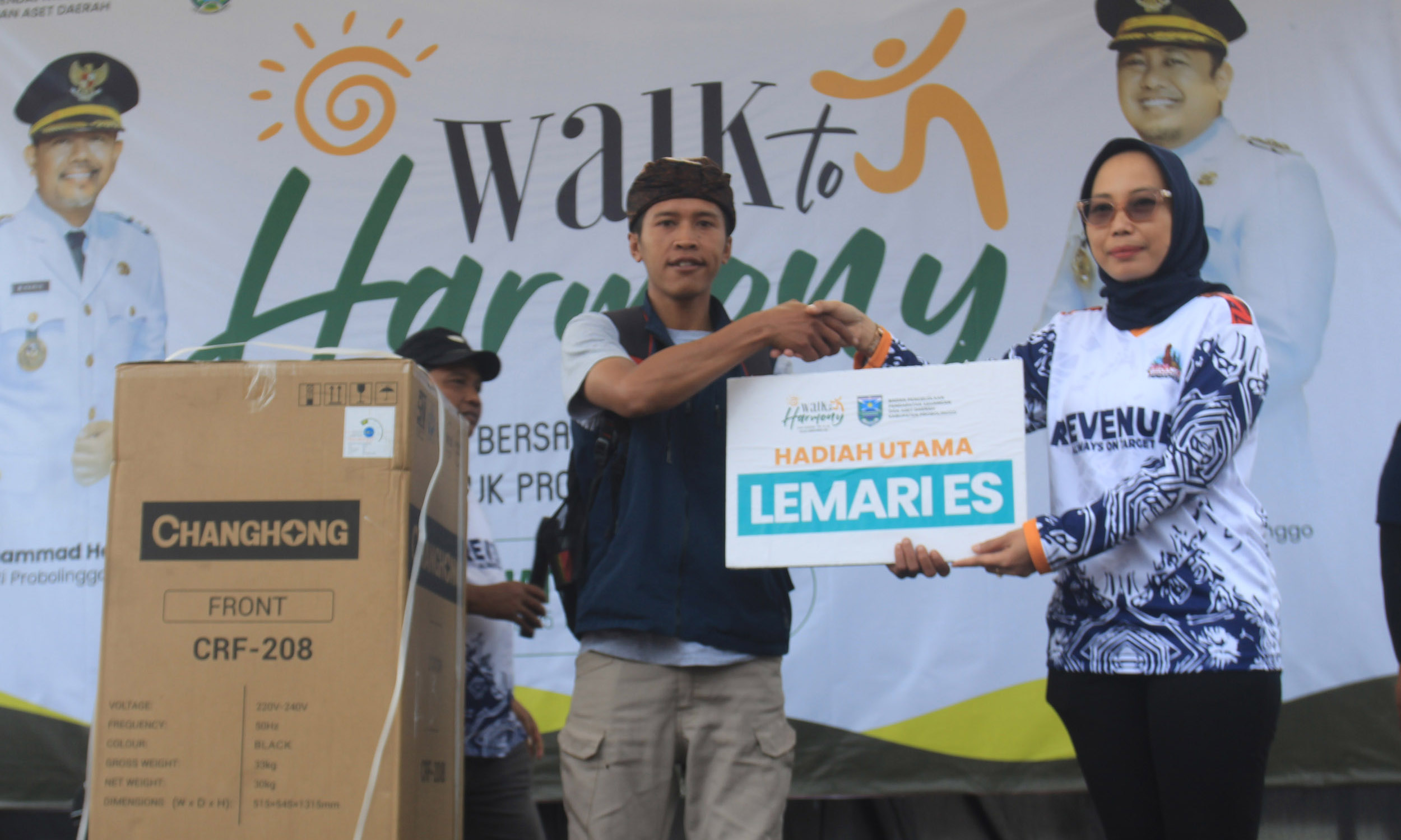 HADIAH: Kepala BPPKAD Kabupaten Probolinggo Kristina Ruliani menyerahkan hadiah utama jalan sehat berupa lemari es.