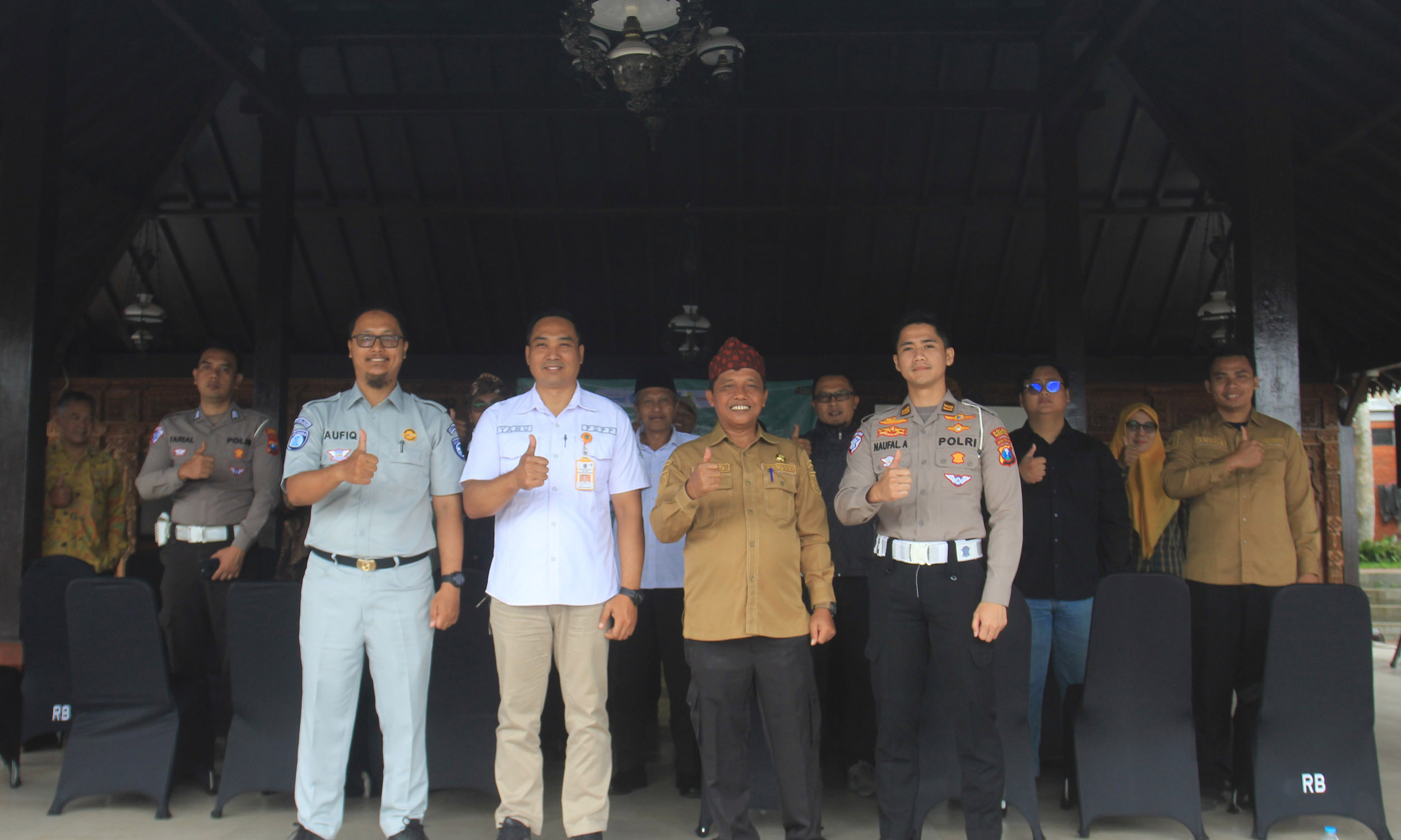 SOSIALISASI: Kabid Pendapatan BPPKAD M. Idris berfoto bersama narasumber dan pesera sosialisasi, Rabu (12/12).