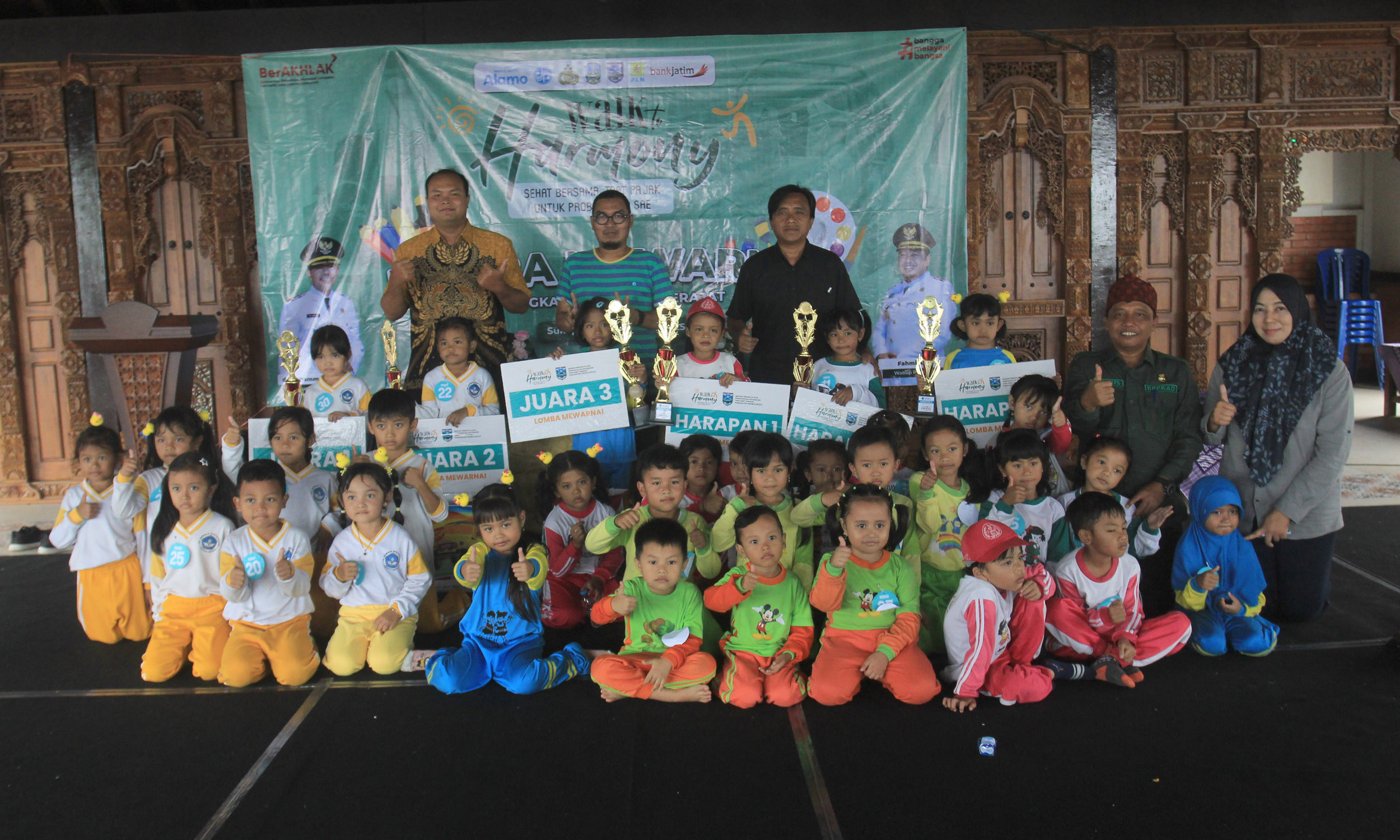 MEWARNAI: Peserta lomba mewarnai berfoto bersama para juri dan panitia, Rabu (12/12).