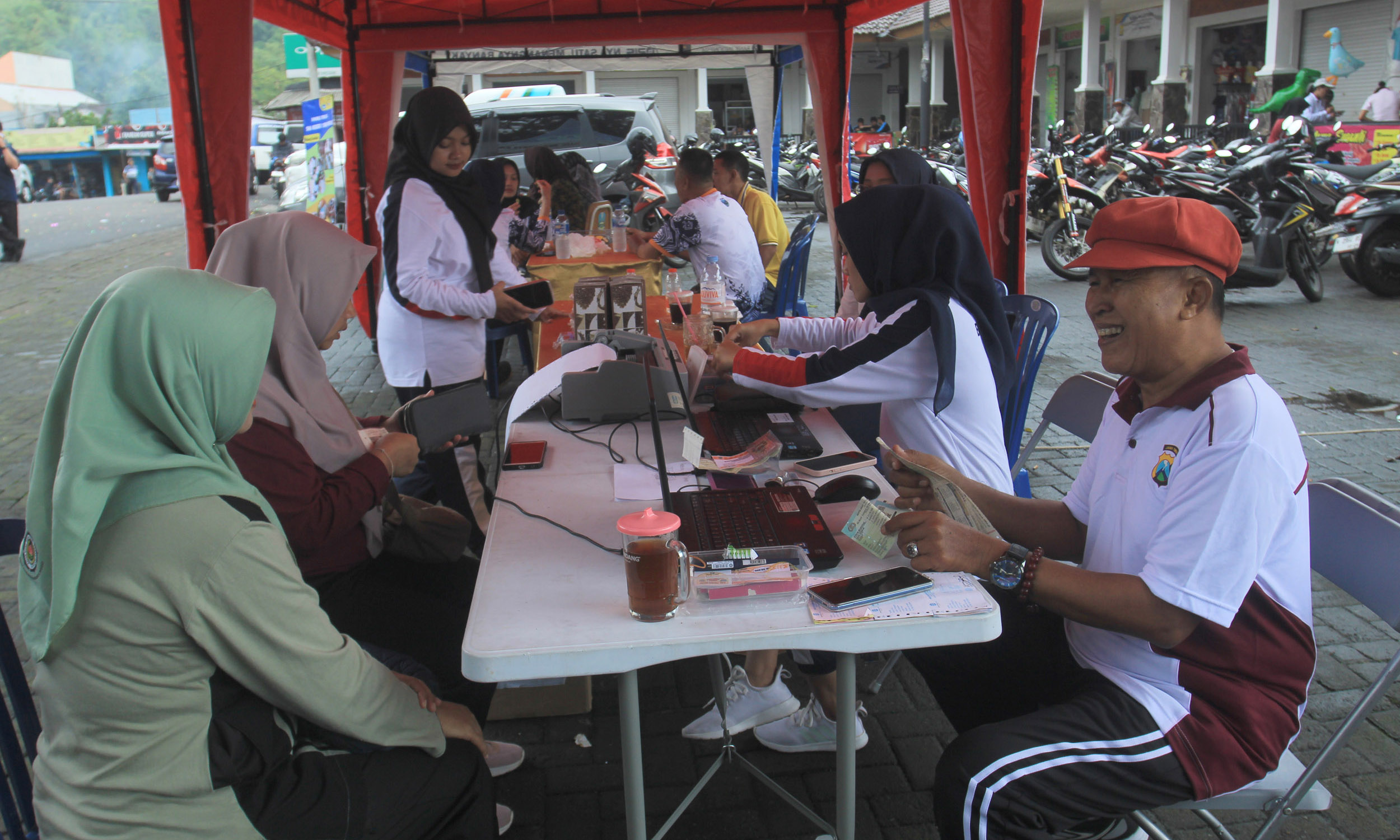LAYANAN: Selama tiga hari, Walk to Harmony juga membuka stan layanan pembayaran pajak daerah dan pajak kendaraan bermotor.