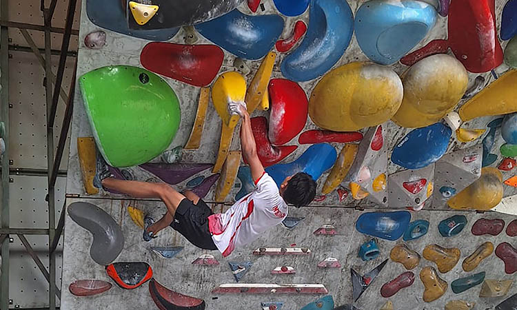 SIAP BERTANDING: Bomantara Bintang Prayuda saat berlatih boulder di Kota Probolinggo
