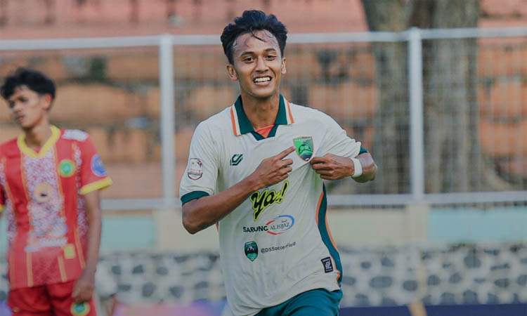 PEMBUKA: Fran Adi yang menjadi pencetak gol pertama Pasuruan United saat menekuk Hizbul Wathan FC di Stadion R Soedrasono, Pogar, bangil, Sabtu (13/12) sore.