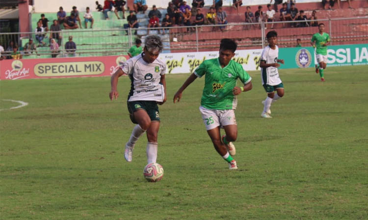 TOP SKOR: Racksa Surya Wijaya (kostum putih hijau) yang kini sudah mengkoleksi tujuh gol.