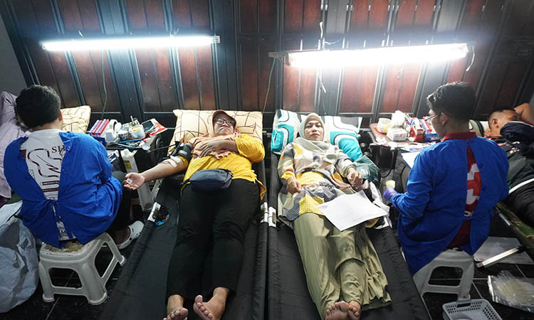 BAGUS BILA RUTIN: Para dermawan saat mendonorkan darahnya di sebuah acara yang digelar UDD PMI Kabupaten Pasuruan.