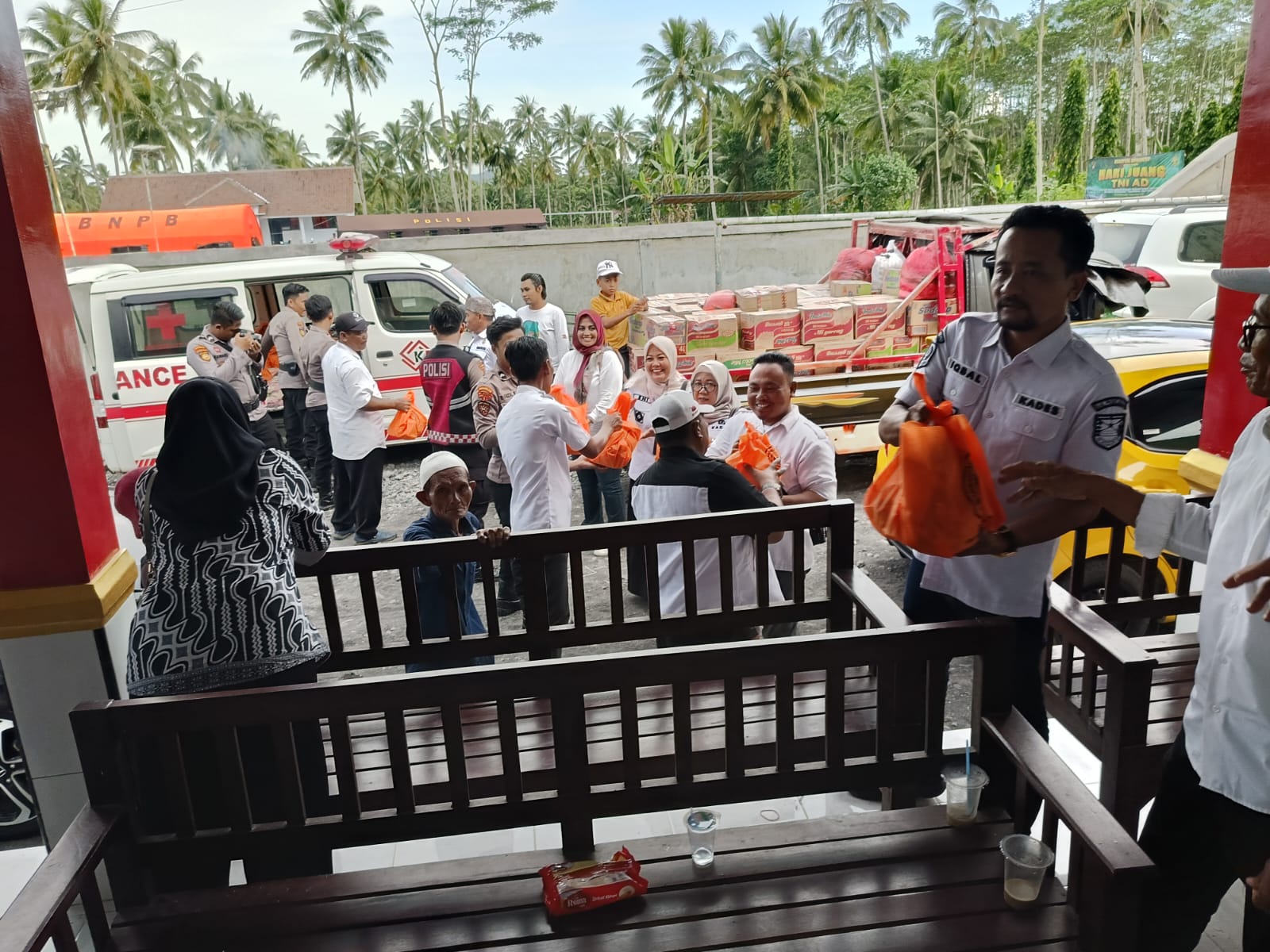Pengurus PKDI Probolinggo saat memberikan ribuan paket bantuan diberangkatkan untuk warga terdampak bencana.