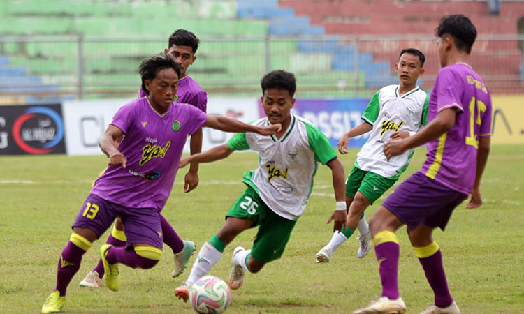 BEREBUT: Perebutan bola pemain Assyabaab Bangil dengan pemain Putra Jaya dalam laga sebelumnya.